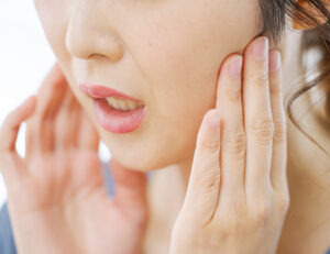 都筑区（都筑ふれあいの丘駅）の歯医者、マサキ歯科クリニックで、顎関節症は治療を受けなくても改善する？セルフケア方法や放置するリスクを解説