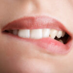 都筑区（都筑ふれあいの丘駅）の歯医者、マサキ歯科クリニックで、唇を噛む癖「咬唇癖」が引き起こす歯並びへの影響と対処法を解説