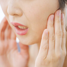 都筑区（都筑ふれあいの丘駅）の歯医者、マサキ歯科クリニックで、顎関節症は治療を受けなくても改善する？セルフケア方法や放置するリスクを解説