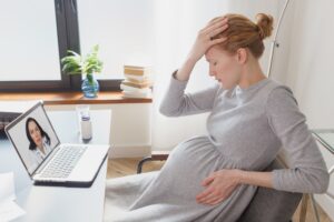 妊娠中の歯ぐき出血の原因とマタニティ期のオーラルケアを解説