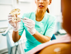 都筑区（都筑ふれあいの丘駅）の歯医者、マサキ歯科クリニックで、CAD/CAM冠の10年後の変色リスクと予防法を解説