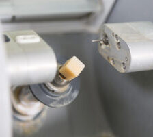 都筑区（都筑ふれあいの丘駅）の歯医者、マサキ歯科クリニックで、CAD/CAM冠の10年後の変色リスクと予防法を解説